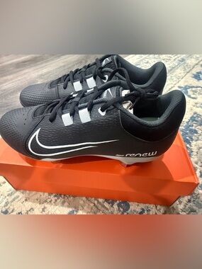 Nike Women’s Black Softball Athletic Cleats with White Swoosh